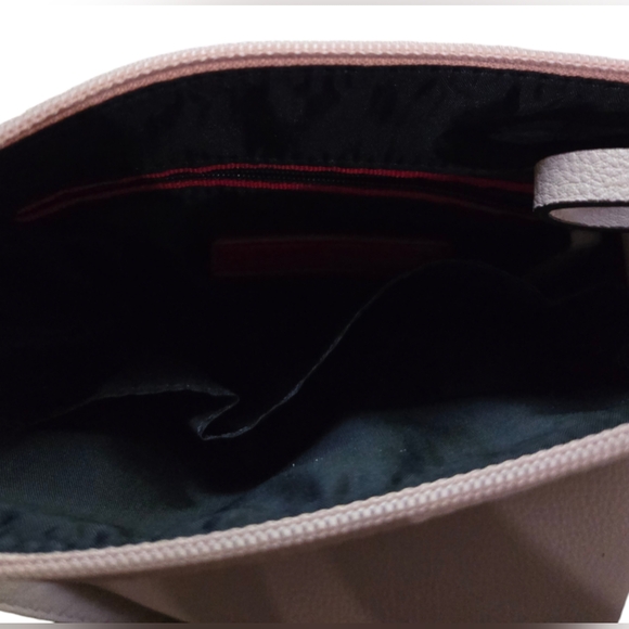 Light Pink Tommy Hilfiger Shoulder Bag with adjustable straps. - Picture 4 of 5